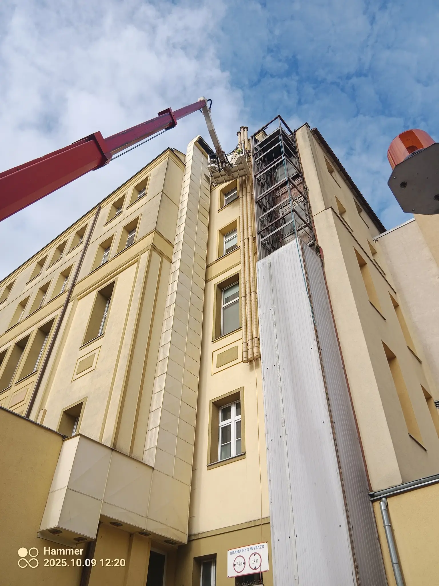 Wyburzenia Pomorze podczas demontażu szybu windowego w Gdańsku