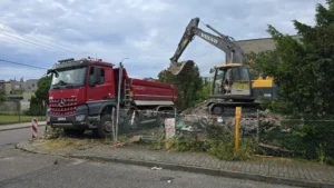 praca podczas wyburzenia budynku